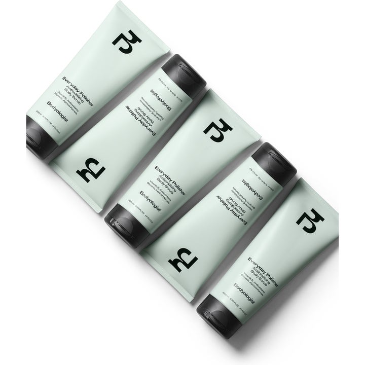 Bodyologist Everyday Polisher 200 ml antioksidanttinen vartalonkuorinta viisi vaaleanvihreää tuubia mustilla korkeilla.