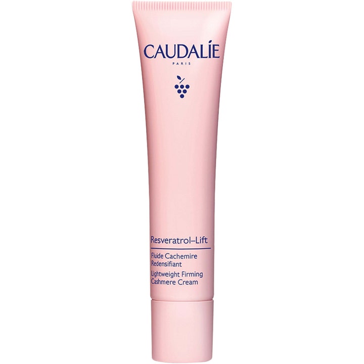 Caudalie Resveratrol-Lift Lightweight Firming Cashmere Cream kiinteyttävä päivävoide vaaleanpunaisessa kapeassa tuubissa.
