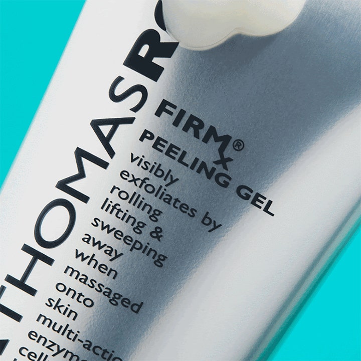 Peter Thomas Roth Firmx Peeling Gel 100 ml kuorintageeli ja vaaleaa koostumusta hopeisessa tuubissa.