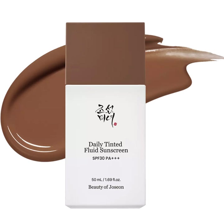 Beauty of Joseon Daily Tinted Fluid Sunscreen 50 ml suojaava aurinkovoide valkoisessa pullossa ja tumma voidenäyte