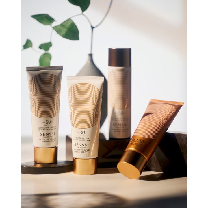 Sensai Silky Bronze Self Tanning For Body 150 ml itseruskettava on pronssinen tuubi osana tyylikästä lifestyle-asetelmaa.