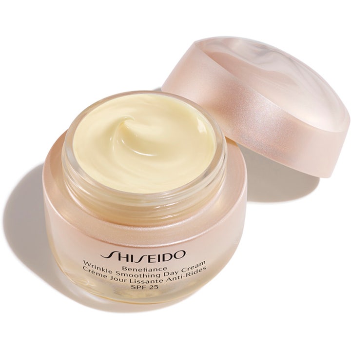 Shiseido Benefiance Wrinkle Smoothing Day Cream 50 ml silottava päivävoide avatussa helmiäisessä lasipurkissa SPF 25