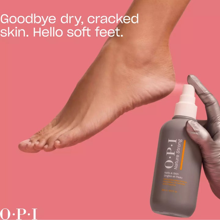 OPI Nature Strong Soft & Gone Callus Softener 250 ml pehmentää kovettumia harmaassa suihkepullossa jalan vieressä.