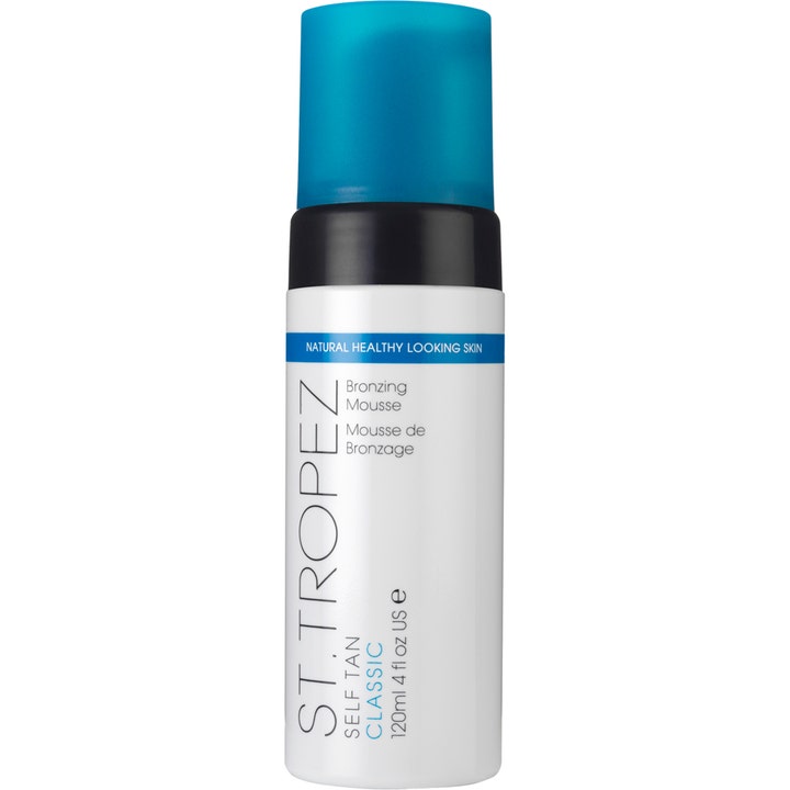St. Tropez Self Tan Classic 120 ml itseruskettava vaahto luonnolliseen päivetykseen valkoisessa pullossa sinisellä korkilla.