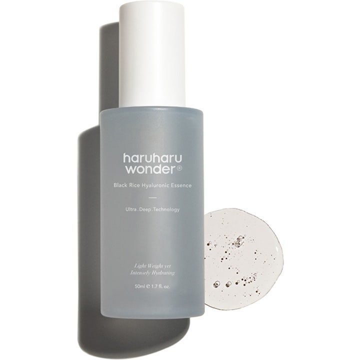 haruharu wonder Black Rice Hyaluronic Essence 50 ml kosteuttava seerumi huurteisessa pullossa kirkkaalla koostumuksella.
