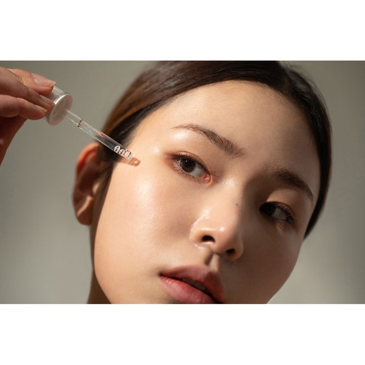 haruharu wonder Black Rice Facial Oil 30 ml ravitseva kasvoöljy pipetillä levitettynä kasvoille