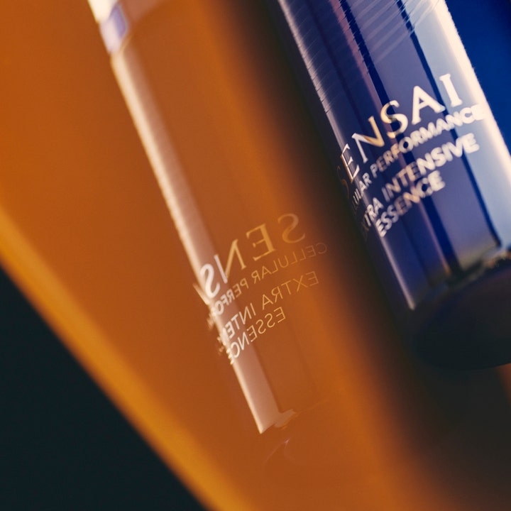 Sensai Cellular Performance Extra Intensive Essence 40 ml elvyttävä hoitoneste sinisessä pullossa ja kultainen heijastus.