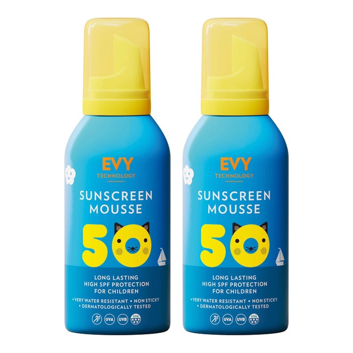 EVY Technology Sunscreen Mousse SPF 50 aurinkosuojavaahto lapsille kaksi sinistä keltaisella korkilla varustettua pulloa
