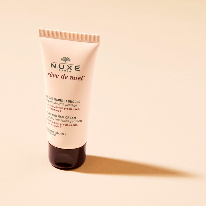 Nuxe Rêve de Miel 50 ml ravitseva käsivoide suojaa kuivia käsiä hunajalla ja E-vitamiinilla beigessä tuubissa.