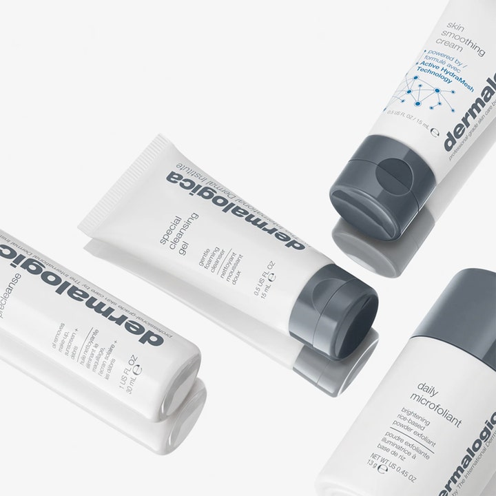 Dermalogica Discover Healthy Skin Kit ihonhoitosetti sisältää neljä matkakokoista tuotetta valkoisissa pakkauksissa.