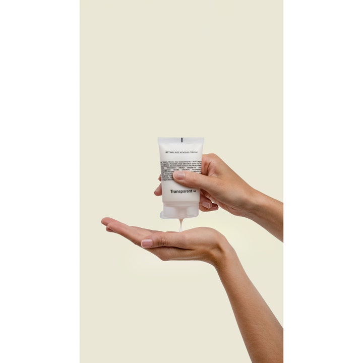 Niche Beauty Lab Transparent Lab Retinal Age Reverse Cream 50 ml uudistava kasvovoide jota annostellaan kämmenelle.
