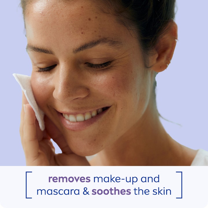 NIVEA Cleansing Milk Soothing 200 ml rauhoittava puhdistusmaito poistaa meikin ja ripsivärin hymyilevän naisen kasvoilta