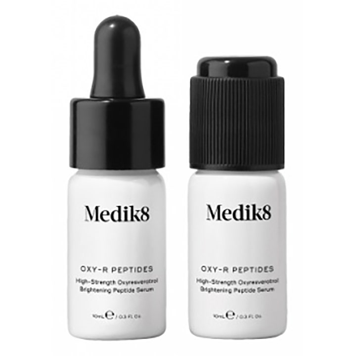 Medik8 Oxi-R Peptides 2 x 10 ml kirkastava peptidiseerumi kahdessa valkoisessa pullossa joissa on mustat korkit.