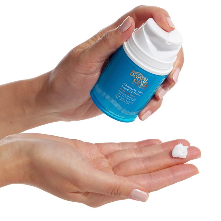 Bondi Sands Gradual Tan Face Lotion 50 ml kosteuttava itseruskettava voide annosteltuna kämmenelle.
