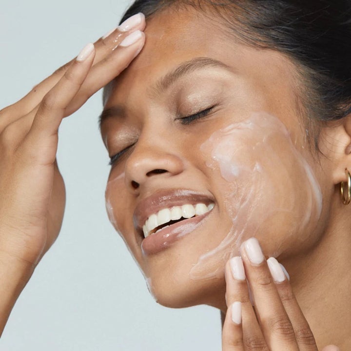 Dermalogica UltraCalming Cleanser Duo rauhoittava puhdistusvoide levitettynä iholle pehmeänä geelimäisenä tekstuurina.