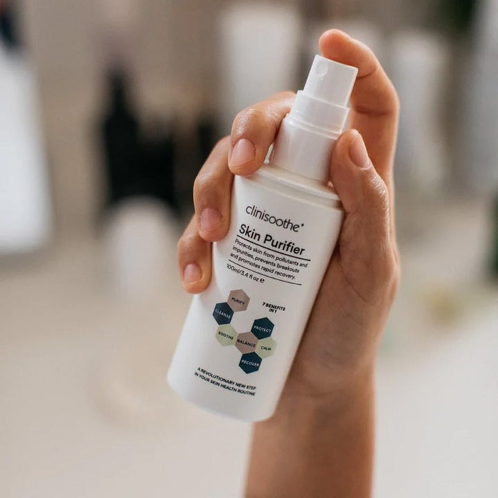Clinisoothe Skin Purifier Spray Duo 100 ml rauhoittava kasvovesi valkoisessa suihkepullossa kädessä pideltynä.