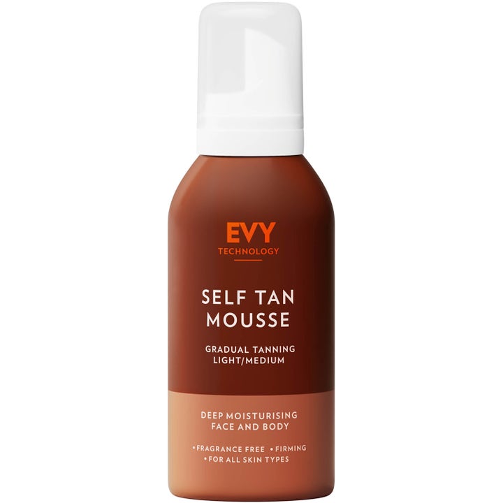 EVY Self Tan Mousse Light/Medium 150 ml syväkosteuttava itsestäänruskettava vaahto ruskeassa pullossa valkoisella korkilla