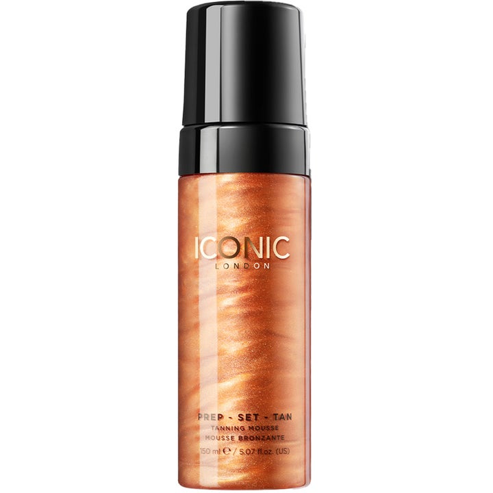 Iconic London Prep-Set-Tan Tanning Mousse 150 ml hehkua antava itseruskettava vaahto kimaltelevassa pumpullisessa pullossa.