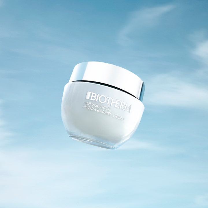 Biotherm Aquasource Hydra Barrier Cream 50 ml kosteuttava päivävoide lasipurkissa vaaleansinistä taivasta vasten
