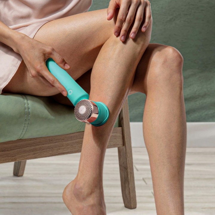 FOREO PEACH 2 Mint 1 kpl IPL-laite ihokarvojen poistoon käytettynä säären iholla.