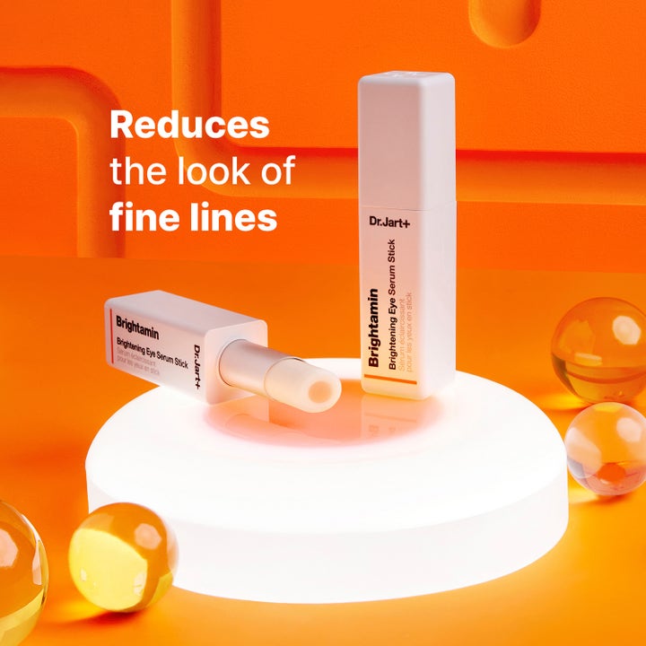 Dr.Jart+ Brightamin Brightening Eye Serum Stick 3,6 g kirkastava silmänympärysseerumi häivyttää juonteita oranssilla taustalla.