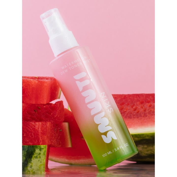 Smuuti Skin Watermelon Dew Toner Mist 100 ml kosteuttava kasvosuihke vesimeloniviipaleiden vieressä
