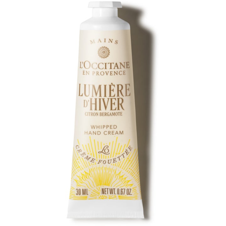 L'Occitane Lumière d'Hiver 30 ml kosteuttava käsivoide kermanvaaleassa tuubissa keltaisella aurinkokuviolla.