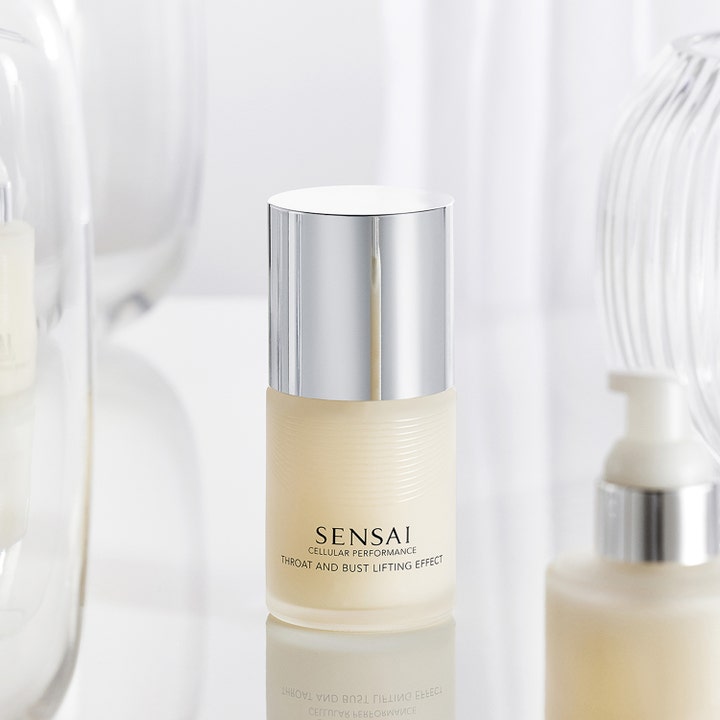 Sensai Cellular Performance Throat And Bust Lifting Effect 100 ml kohottava voide huurteisessa pullossa hopeisella korkilla.