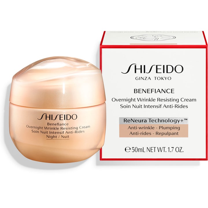 Shiseido Benefiance Overnight Wrinkle Resisting Cream 50 ml ryppyjä silottava yövoide persikanvärisessä lasipurkissa