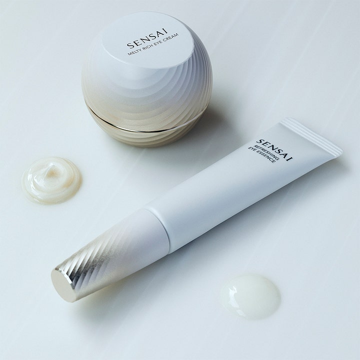 Sensai Total Eye Treatment 35 ml silmänympärysvoide ja seerumi sekä niiden täyteläiset koostumukset.