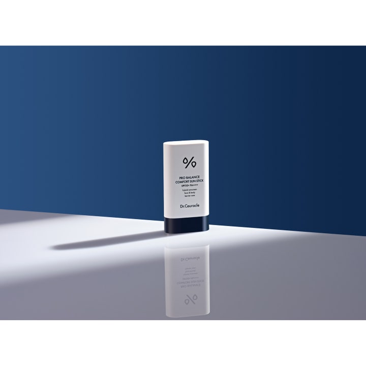 Dr. Ceuracle Pro Balance Sun Stick 18 g suojaava aurinkovoidepuikko valkoisessa pakkauksessa tummansinisellä pohjalla