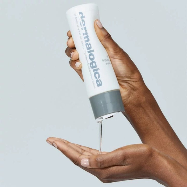 Dermalogica Special Cleansing Gel 500 ml täyttöpakkaus puhdistusgeeli kirkas geeli valuu valkoisesta pullosta