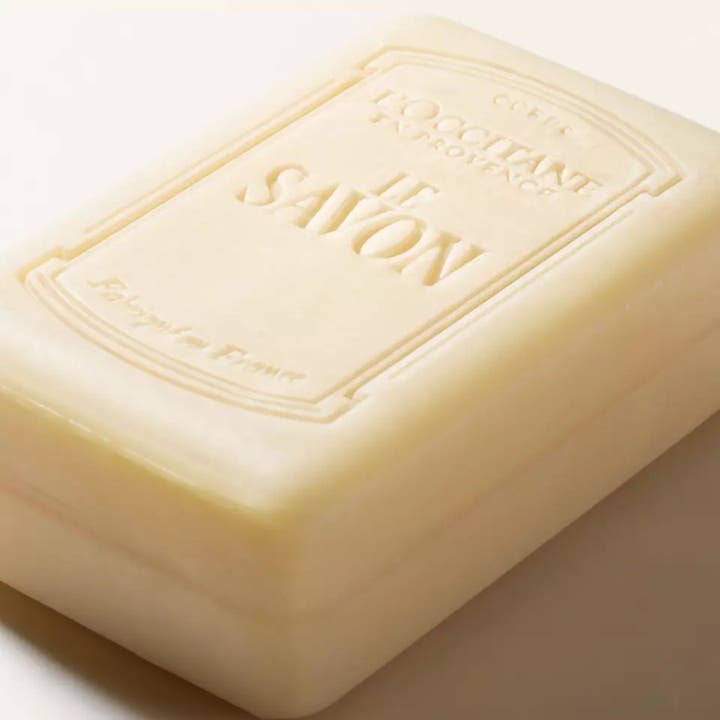 L'Occitane en Provence Extra Gentle Soap Lavender 250 g hellävarainen palasaippua kermanvaalealla logokohokuvioinnilla