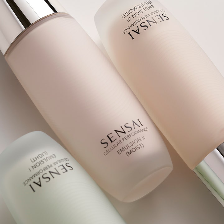 Sensai Cellular Performance Emulsion II Moist 100 ml kosteuttava kasvovoide huurteisissa pulloissa hopeisilla korkeilla
