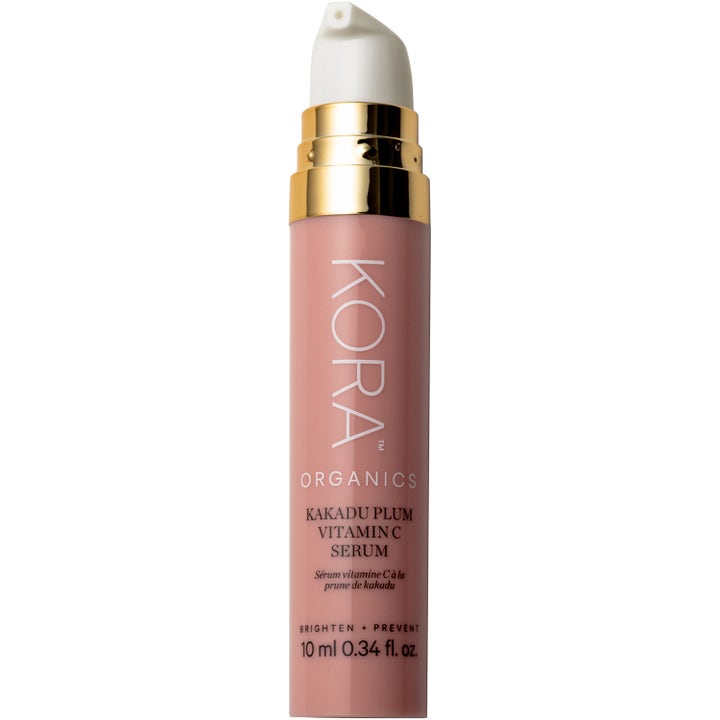 Kora Organics Kakadu Plum Vitamin C Serum 10 ml kirkastava seerumi kapeassa vaaleanpunaisessa pullossa kultaisella kauluksella.