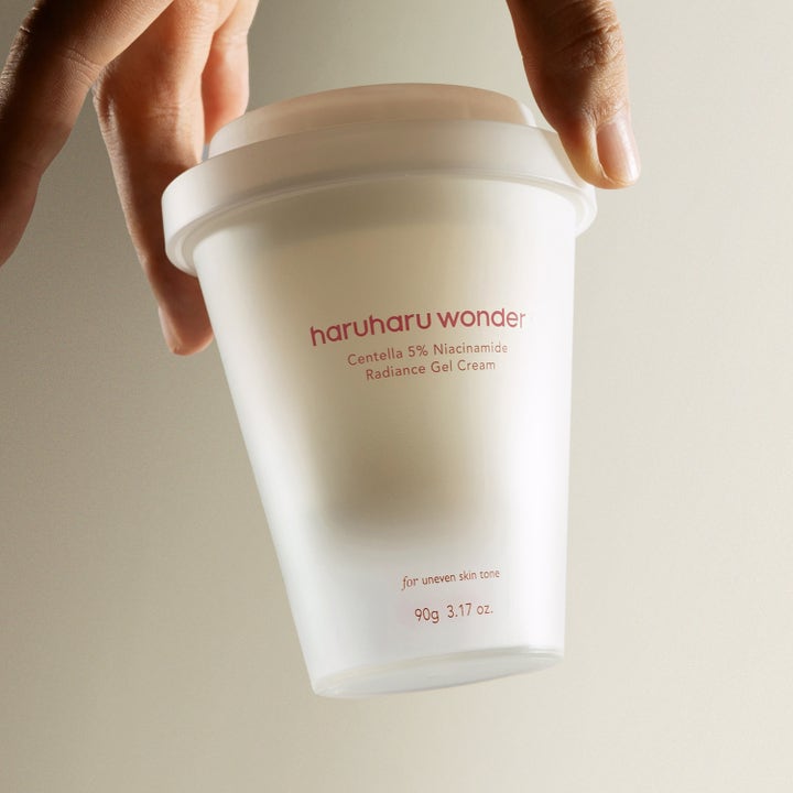 haruharu wonder Centella 5% Niacinamide Radiance Gel Cream 90 g kirkastava kasvovoide valkoisessa kuppimaisessa purkissa.