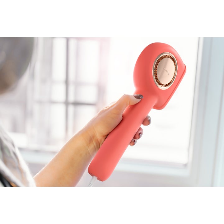 FOREO PEACH 2 Pro Max 1 kpl IPL-laite pysyvään karvanpoistoon persikanvärisenä kädessä pidettynä