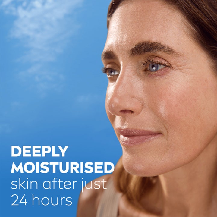 NIVEA Q10 Collagen Expert 3IN1 Repairing Serum 30 ml kosteuttava seerumi nainen ja teksti Deeply moisturised skin