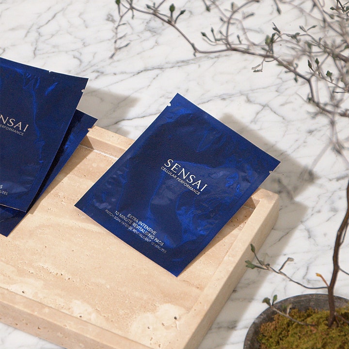 Sensai Cellular Performance Extra Intensive 10 Minutes Revitalizing Pads 60 g elvyttävät silmänympäryslaput sinisissä pusseissa.