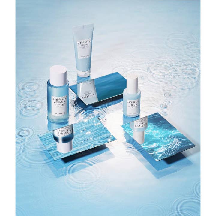 SKIN1004 Madagascar Centella Hyalu-Cica Sleeping Pack 100 ml yönaamio ja muita tuotteita veden päällä.