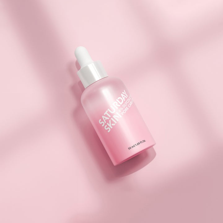 Saturday Skin Pore Active Treatment Serum 50 ml kuoriva seerumi 4% Glycolic vaaleanpunaisessa lasipullossa.