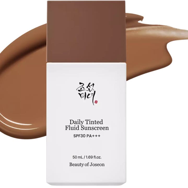 Beauty of Joseon Daily Tinted Fluid Sunscreen 50 ml sävyttävä aurinkovoide valkoisessa pullossa ruskean voidenäytteen kera.