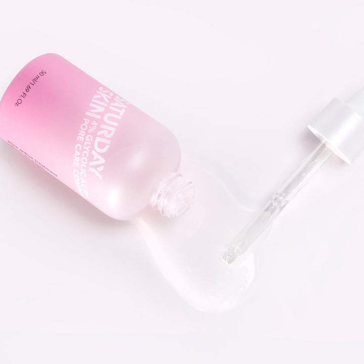 Saturday Skin Pore Active Treatment Serum 50 ml ihohuokosia supistava seerumi, vaaleanpunainen pullo ja koostumus