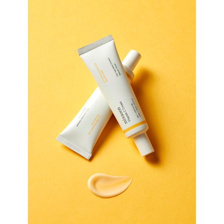 Mixsoon Vitamin C Cream 30 ml kirkastava kasvovoide kaksi valkoista tuubia ja vaalea voidepisara keltaisella pohjalla