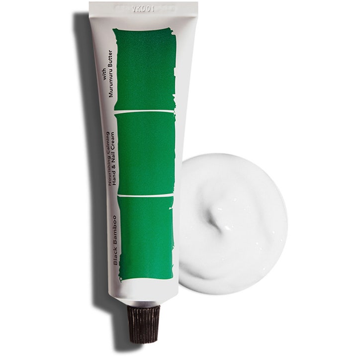 Haruharu Wonder Black Bamboo 50 ml ravitseva käsivoide ja valkoista voidetekstuuria tuubissa