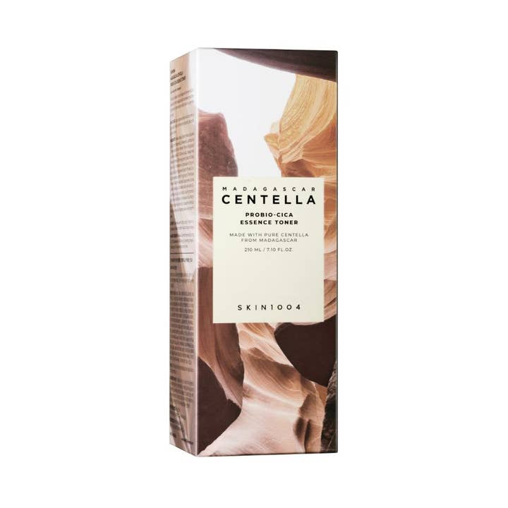 SKIN1004 Madagascar Centella Probio-Cica Essence Toner 210 ml vahvistava kasvovesi ruskeassa pakkauksessa.