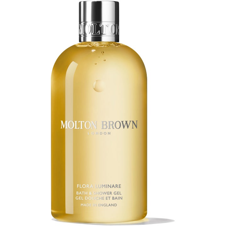 Molton Brown Flora Luminare 300 ml kirkastava suihkugeeli on hopeakorkkisessa pullossa oleva hehkuva keltainen neste.