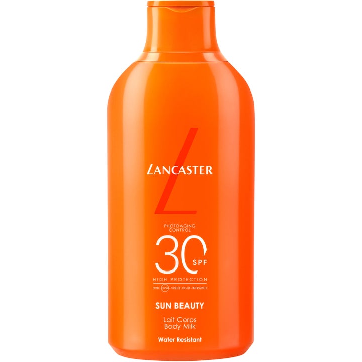 Lancaster Sun Beauty Body Milk SPF 30 suojaava aurinkomaito kirkkaan oranssissa pyöreässä muovipullossa.