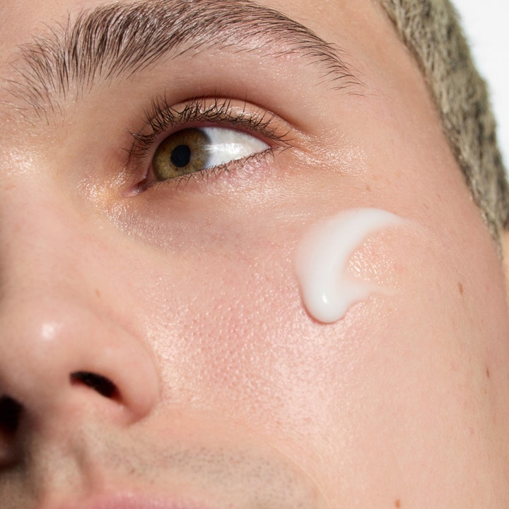 The INKEY List Hydrating Cream to Milk Cleanser 50 ml kosteuttava puhdistusaine levitettynä poskelle.