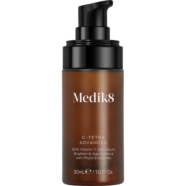 Medik8 C-Tetra Advanced 30 ml kirkastava ja suojaava C-vitamiiniseerumi ruskeassa lasipullossa mustalla pumpulla